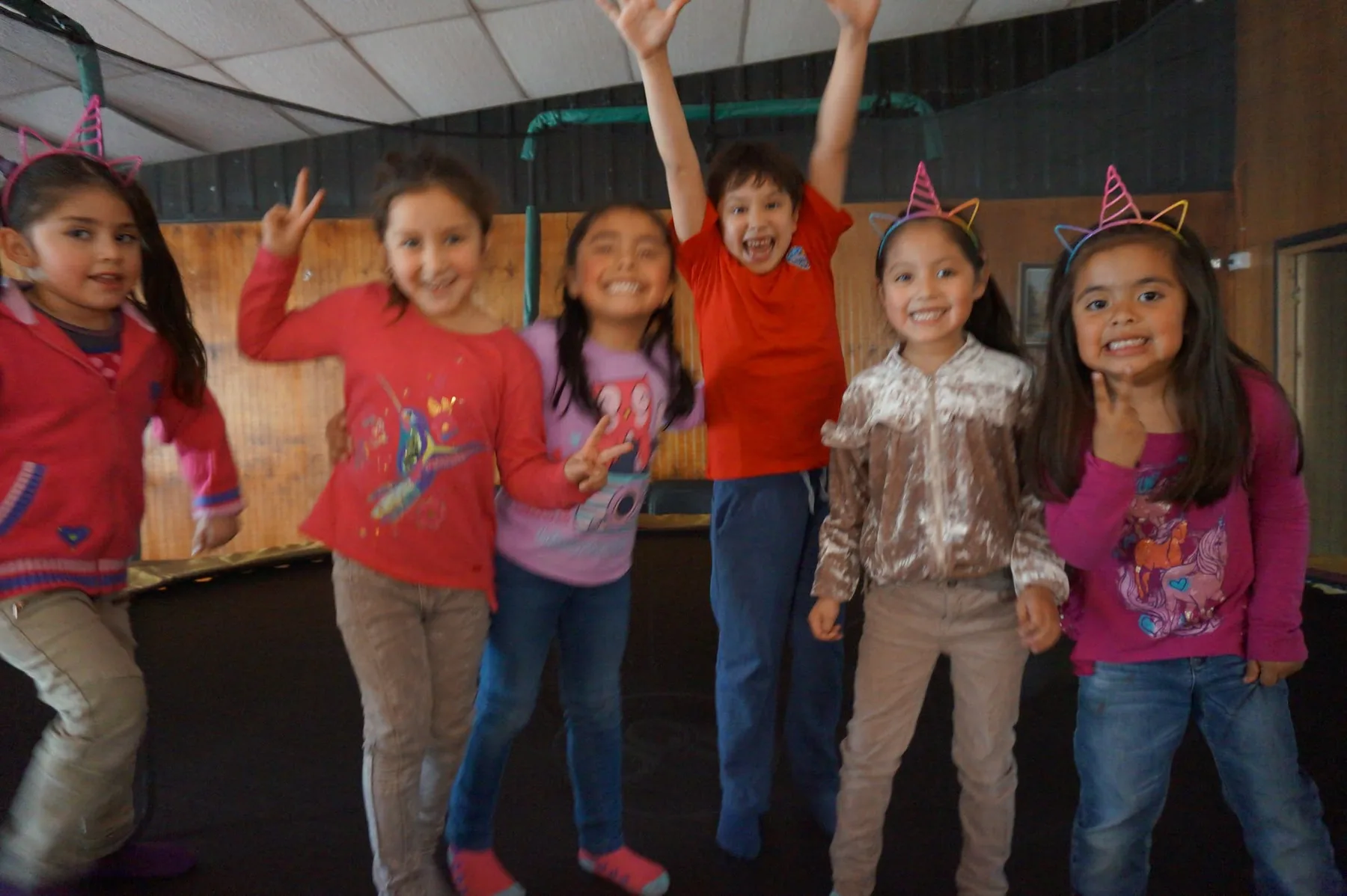 Niños en una celebración infantil en Kenimae