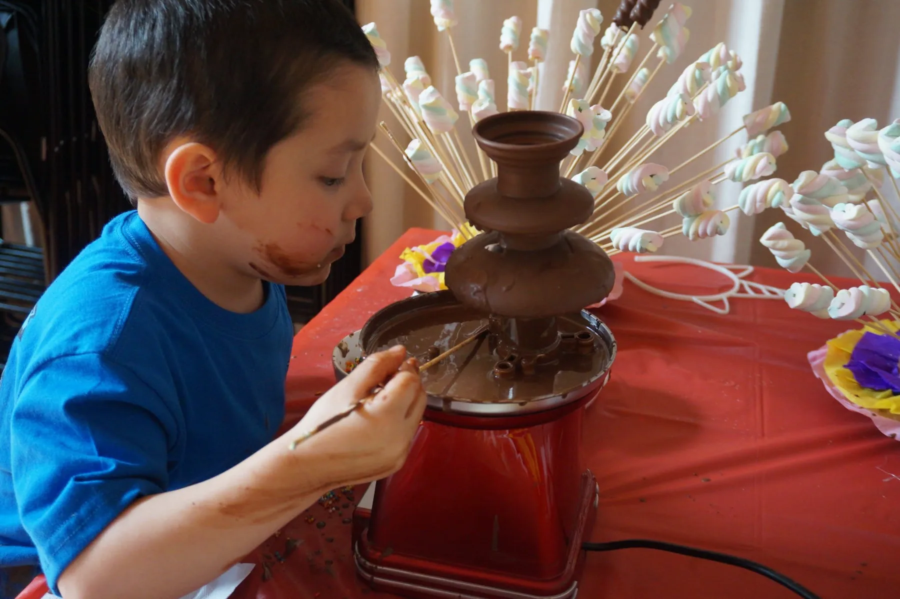 Fuente de chocolate durante una celebración infantil en Kenimae