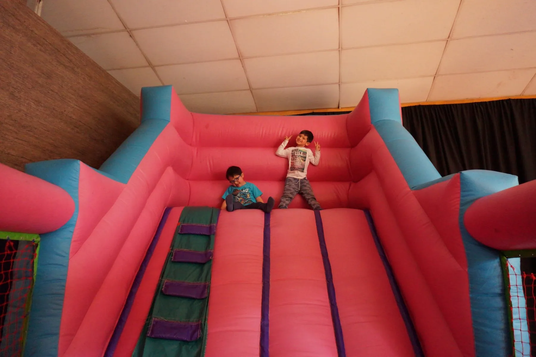 Niños disfrutando de juego inflable en Kenimae
