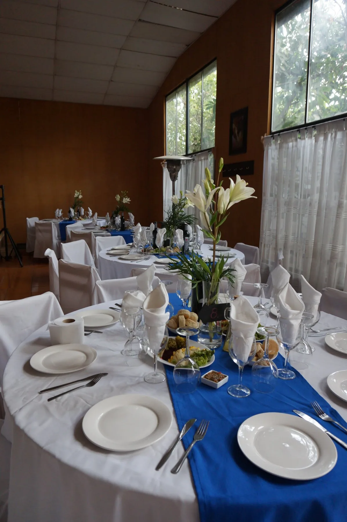 Detalle de mesa montada para celebración