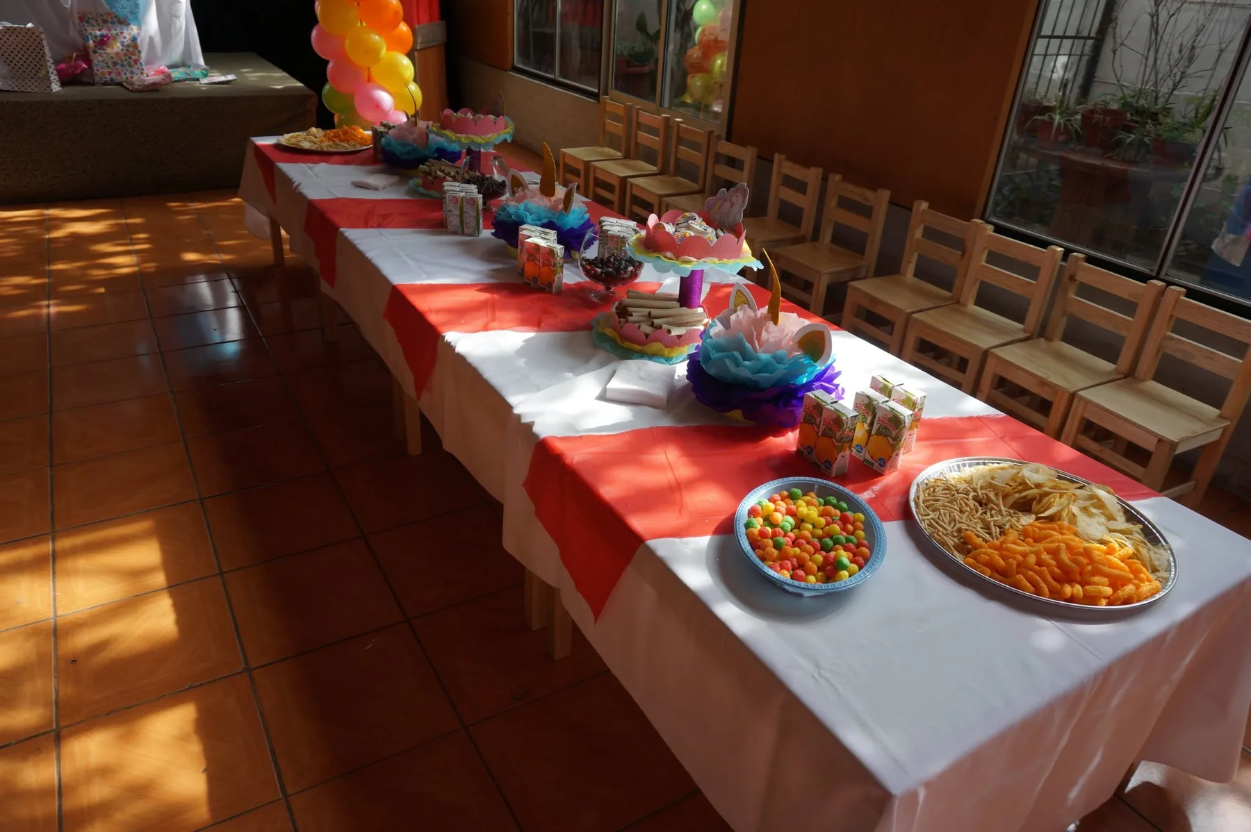 Mesa de golosinas preparada para cumpleaños infantil