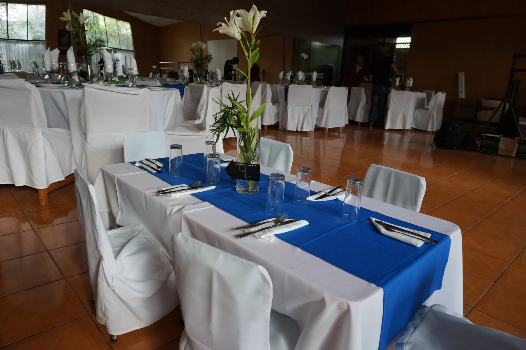 Mesas preparadas para evento en Kenimae