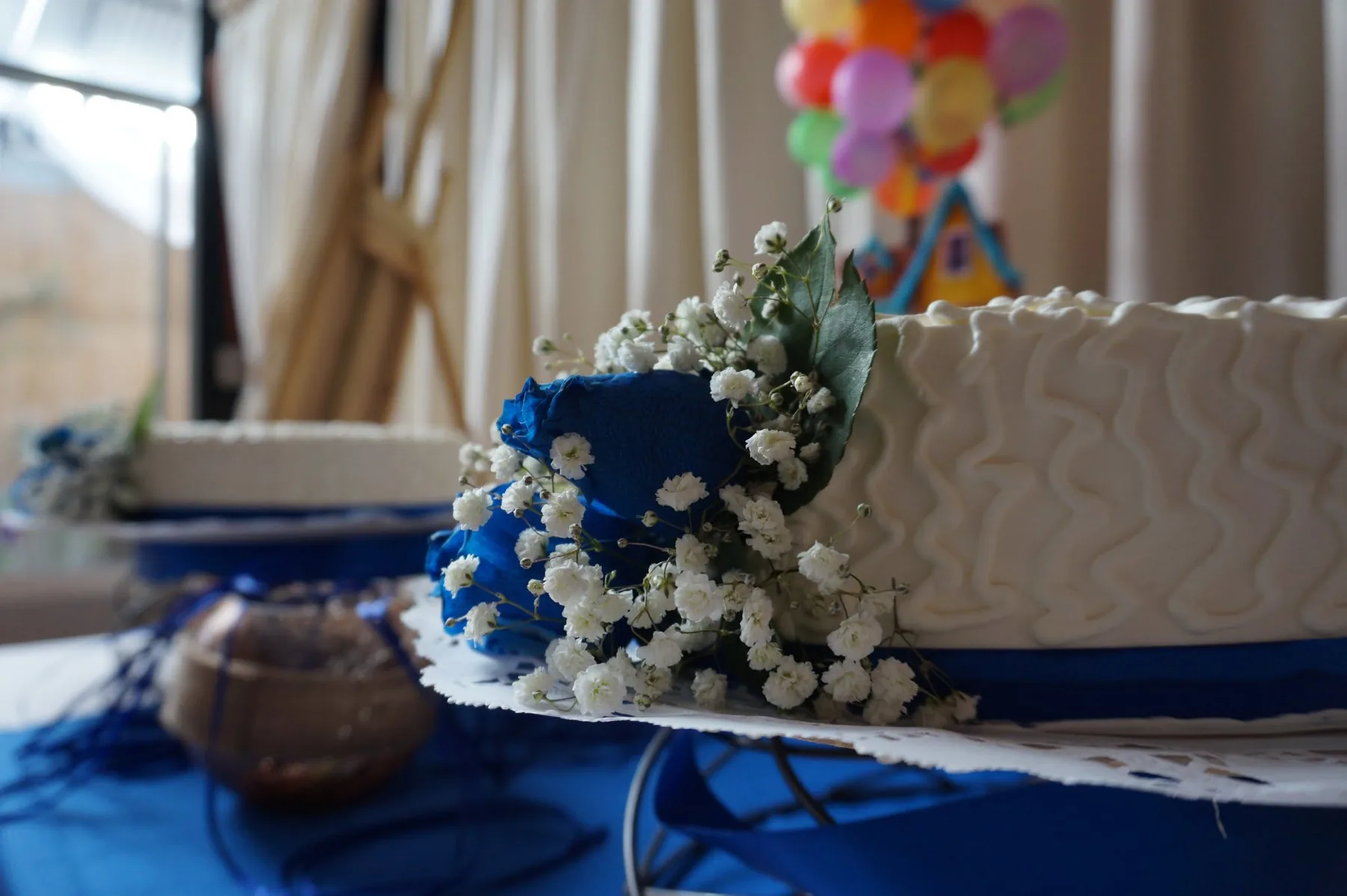 Montaje de celebración en tonos lila dentro de Kenimae
