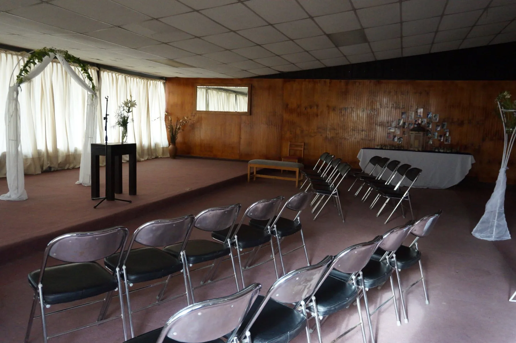 Salón preparado para una celebración en Centro de Eventos Kenimae, Rancagua