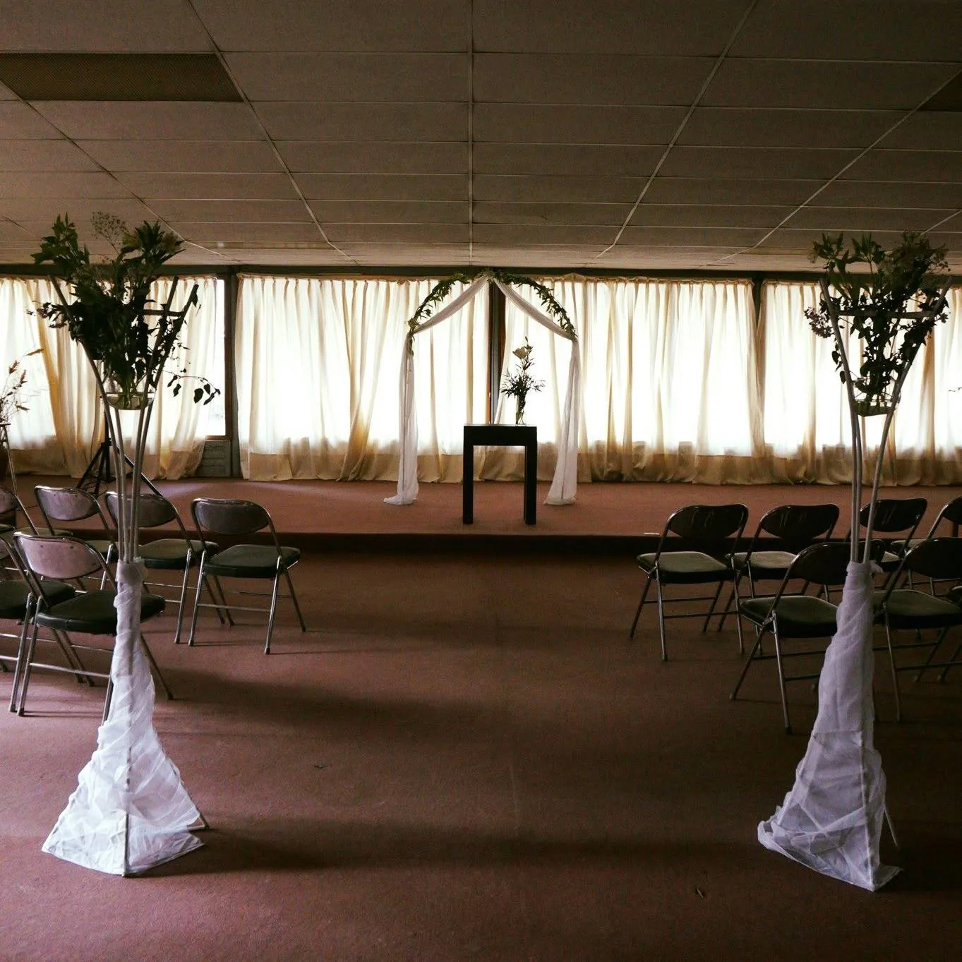 Salón de Centro de Eventos Kenimae preparado para una ceremonia