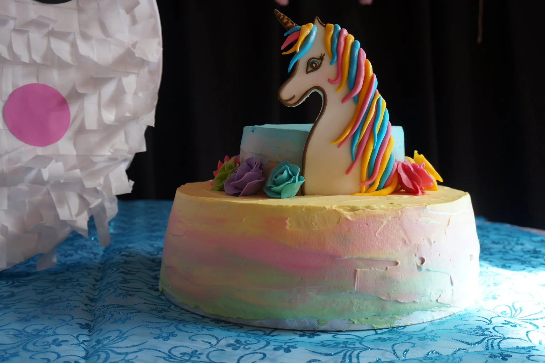 Torta temática de unicornio preparada para cumpleaños